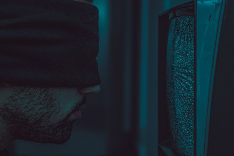 The Hidden Cost of Polarized Media Ecosystems